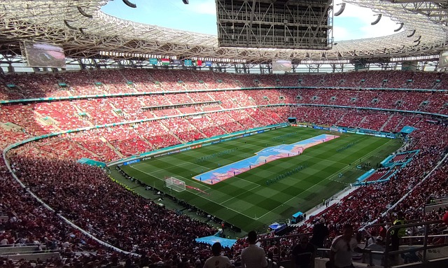 詹姆斯表现起伏，湖人惊险连败.