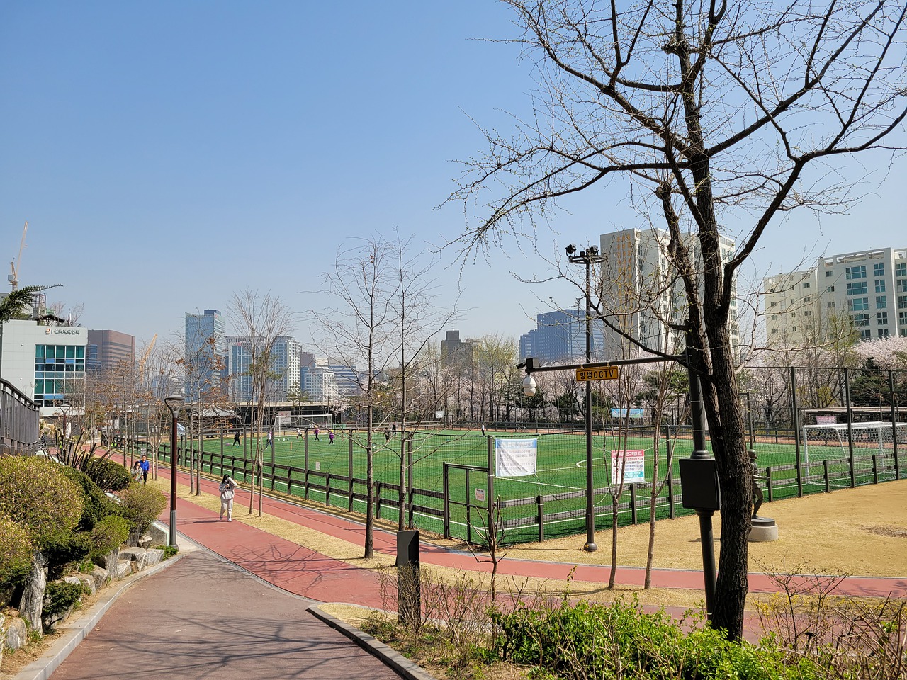 [篮球公园]眼睛受伤 郭艾伦正接受治疗.