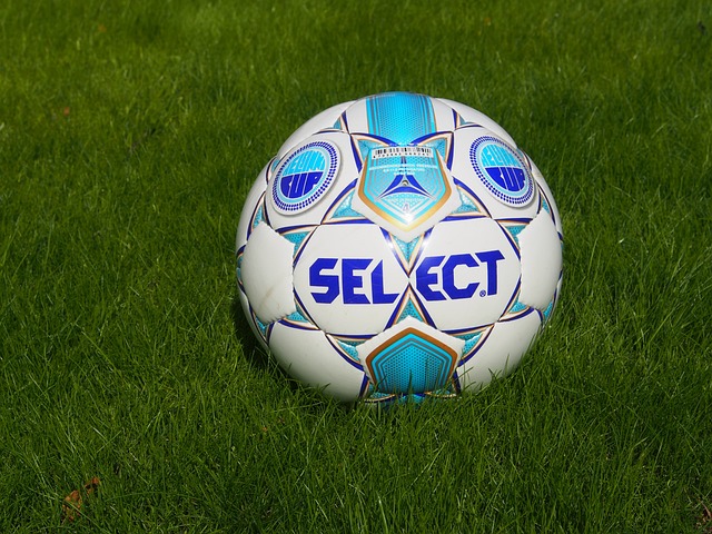 球队训练结束后 维金斯和李凯尔留下来加练 嘴哥的投篮，身体看起来有点歪.